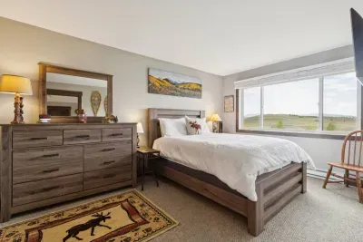 Wake up in white 100% cotton bedding to panoramic views of Colorado's high country from the comfort of your queen bed. Soft linens, rustic charm, and a moose pillow that always gets compliments.