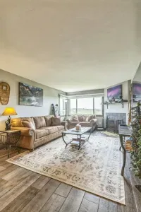 Spacious, cozy, and filled with light.
This open living room invites you to relax by the fire, play a board game, or just enjoy the views. It’s the kind of space that makes you feel instantly at ease.
