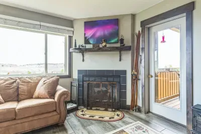 Mountain views by day, a warm fire by night.
Step out to the balcony for fresh air and alpine scenery, or stay in and unwind by the charming wood-burning fireplace after a day of Colorado adventure.