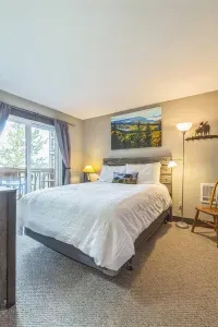 Wake up to treetop views and fresh mountain air 🍃
This snug queen suite opens right onto the balcony—perfect for sipping coffee in your slippers or catching an alpenglow sunset without leaving your bed.

Mountain mornings hit different up here.