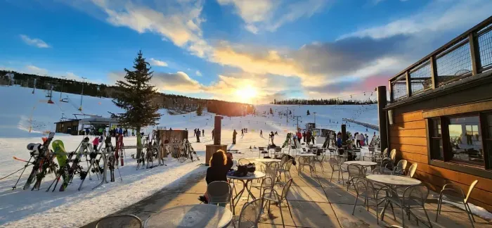 Ski all day, then stay for the sunset.
Grab a drink, sit slopeside, and watch the last runs come down. It’s the kind of easy, laid-back apres you don’t get at the bigger resorts.