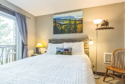 Fall asleep beneath the pines 🌲
This bedroom brings the outdoors in—with soft textures, warm lighting, and a peek of the mountains right outside your sliding door.