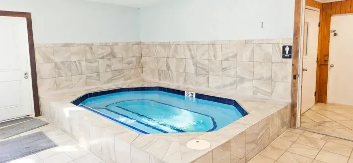End the day right.
Slip into the hot tub, let the jets do the work, and feel the day melt away. Simple, quiet, and exactly what your body needs after time on the mountain.