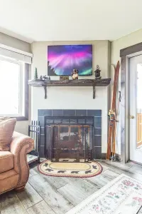 Where mountain nights meet moose by firelight.
Unwind fireside after the slopes or sip your morning coffee with views out to the Rockies—this fireplace corner is the heart of your alpine retreat.