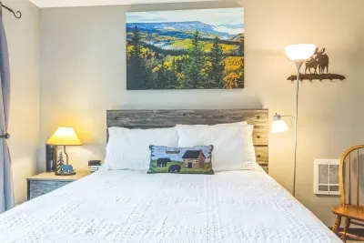 Golden hour, inside and out ✨
Snuggle into this plush queen bed, surrounded by mountain charm and soft touches. With views like this above your pillow, the Rockies will follow you straight into your dreams.