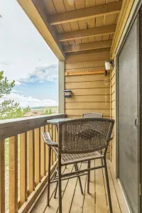 Step outside to crisp mountain air and peaceful views.
The private balcony is perfect for slow mornings, sunset chats, or stargazing after a day on the slopes or trails.