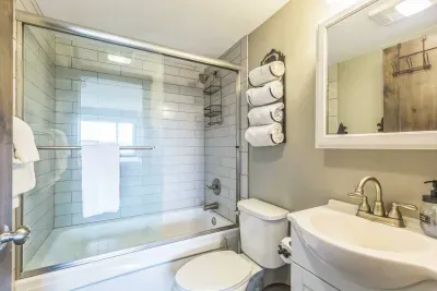 Suds & scenery. 🛁✨

Unwind after a day on the slopes or trails in this sparkling clean bath—with a tiled shower/tub combo and fluffy rolled towels waiting just for you.

We’ve thought of all the little comforts so you don’t have to.