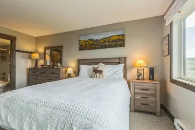 🦌 Morning light and mountain dreams.
This moose-accented bedroom is designed for peaceful mornings and restful nights — featuring plush bedding, rustic mountain decor, and views that remind you you're in the heart of the Rockies.

Whether you're sip