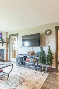 Smart TV, books, and board games await.
Whether you're curling up for movie night or browsing the bookshelf, this space is set up for easy entertainment and relaxing evenings.