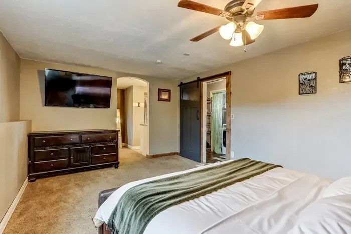 Unwind in style! 🍂 Cozy up in this spacious retreat with plush bedding, a big-screen Smart Roku TV, and warm rustic charm. Your perfect getaway starts here! 🏡✨