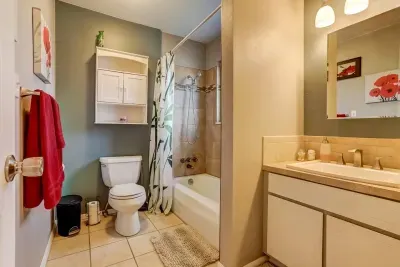 Fresh, clean, and stocked! Our bathroom offers a soothing space to refresh, with vibrant pops of red and a tropical vibe. 🛁🌿