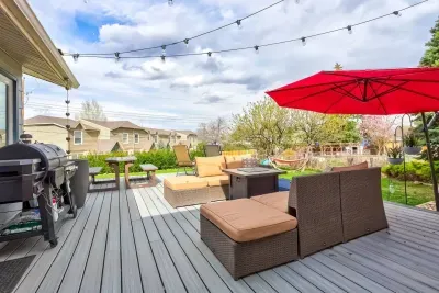 Your perfect outdoor escape! 🔥☀️ Lounge by the fire pit, fire up the grill, or swing in the hammock—this deck is made for relaxation. 🍔🌿