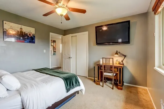 Work or unwind? 💻📺 This cozy room has it all—a charming desk for your creative sparks and a big-screen Roku Smart TV for ultimate relaxation. #StayYourWay