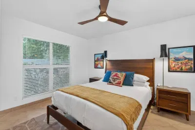 Guest bedroom, queen size bed