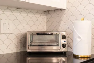 Enjoy the convenience of a home kitchen with a toaster oven, toaster, tea kettle, and blender. Ideal for preparing delicious meals and beverages.