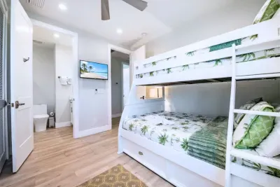Perfect for kids or groups, this fun bunk room features cozy beds, bright coastal décor, and a playful vibe. With easy access to the bathroom and plenty of space, it’s a comfortable and convenient spot for restful nights after beach days!