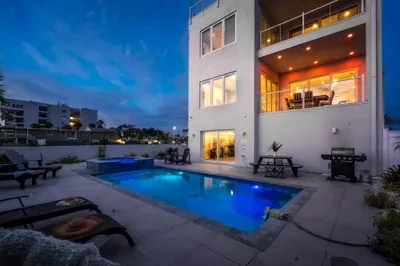 Experience the magic of evenings by the pool, where soft lighting sets the mood for relaxation or entertaining. Perfect for a night swim or enjoying cocktails under the stars.