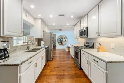 Full kitchen.
