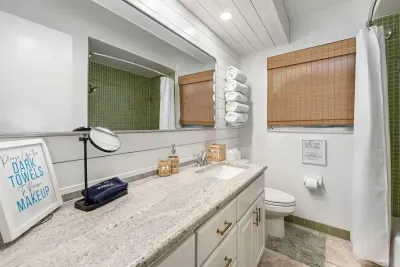 Full guest bathroom.