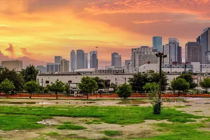 City Views  Apartment - Near Minute Maid Park & Toyota Center - image 35 of 36