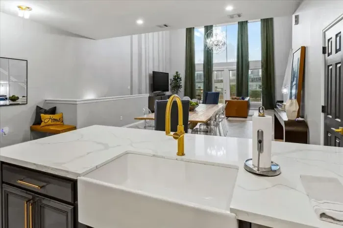 City Views  Apartment - Near Minute Maid Park & Toyota Center - image 22 of 36