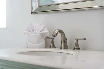 This beautifully designed vanity sink combines elegance with functionality, offering ample space for all your essentials while enhancing the bathroom’s modern charm.