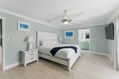 Enjoy a restful stay in this cozy queen-sized bed with direct access to your own private bathroom. Plus, a wide flat-screen TV ensures you’ll have plenty of entertainment, right from the comfort of your bed.