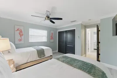 Designed for comfort and relaxation, this twin single bedroom features a cozy bed and a TV for your entertainment. It’s the perfect spot to unwind, catch up on your favorite shows, or enjoy some personal time.