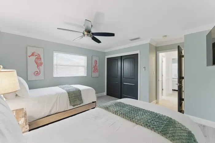 Designed for comfort and relaxation, this twin single bedroom features a cozy bed and a TV for your entertainment. It’s the perfect spot to unwind, catch up on your favorite shows, or enjoy some personal time.