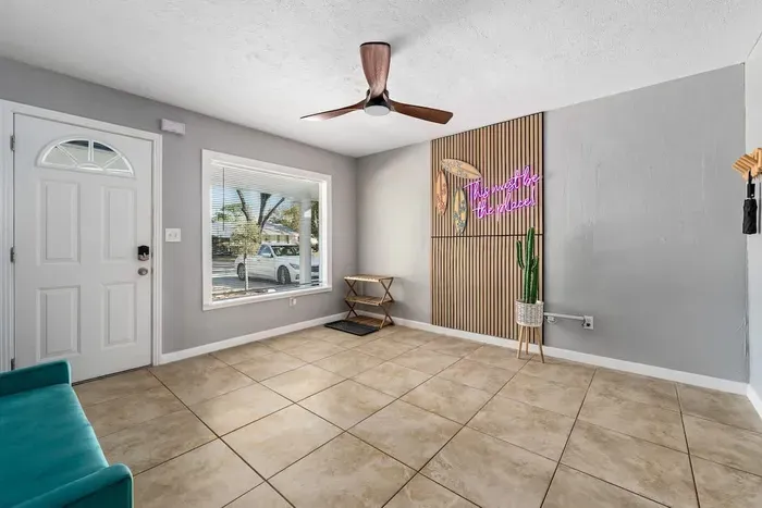 Entrance with coastal vibes