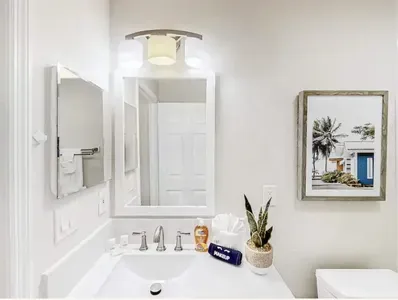 Bright and spotless bathroom with modern fixtures, elegant lighting, and beach-inspired décor. A perfect blend of style and comfort for a refreshing start or a relaxing end to your day.