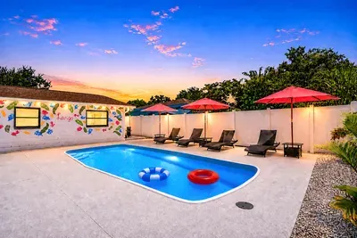 NEW! Pool + Arcade + Home Gym | Sleeps 10 - image 28 of 43