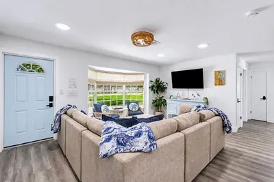 NEW! Pool + Arcade + Home Gym | Sleeps 10 - image 8 of 43