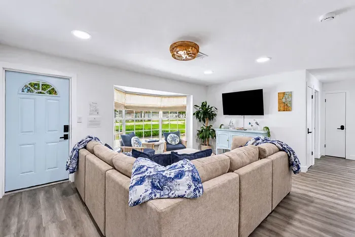 NEW! Pool + Arcade + Home Gym | Sleeps 10 - image 8 of 43
