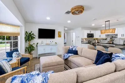 NEW! Pool + Arcade + Home Gym | Sleeps 10 - image 9 of 43