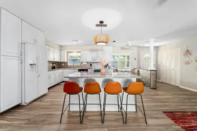 Kitchen with breakfast bar
