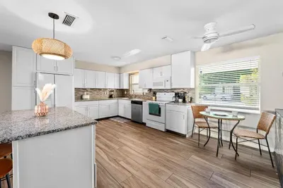 Equipped kitchen with breakfast table