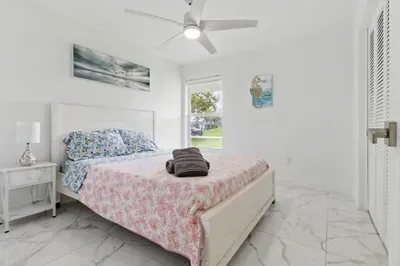 Relax in this cozy bedroom featuring a double-sized bed, perfect for a restful night’s sleep. The large window allows natural light to flood the room, while the ceiling fan keeps the space cool and comfortable for a peaceful retreat.