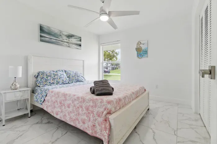 Relax in this cozy bedroom featuring a double-sized bed, perfect for a restful night’s sleep. The large window allows natural light to flood the room, while the ceiling fan keeps the space cool and comfortable for a peaceful retreat.