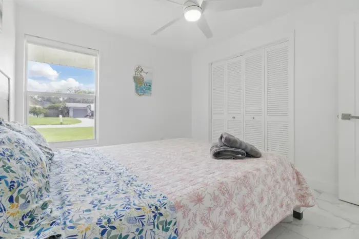 The wide window fills the room with natural light, creating a bright and airy atmosphere. A spacious cabinet provides ample storage for your belongings, making it easy to settle in and feel at home.