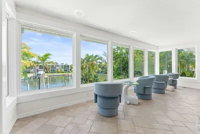 Surrounded by panoramic canal views and tropical scenery, it’s the perfect spot to sip coffee, relax with a book, or enjoy peaceful vacation moments with family and friends!