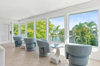 Bright and relaxing waterfront lounge. Take in the beautiful canal views through oversized windows while enjoying your morning coffee or evening wine. A peaceful space designed for comfort, relaxation, and unforgettable vacation moments!