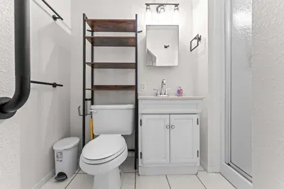 Fresh and functional bathroom space ✨🚿 Enjoy a clean, comfortable setup with a walk-in shower and convenient storage — perfect for refreshing after a fun beach day or relaxing poolside afternoon!