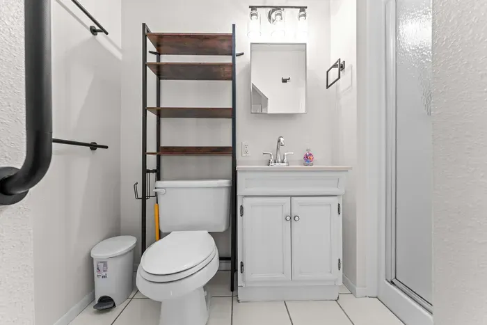 Fresh and functional bathroom space ✨🚿 Enjoy a clean, comfortable setup with a walk-in shower and convenient storage — perfect for refreshing after a fun beach day or relaxing poolside afternoon!