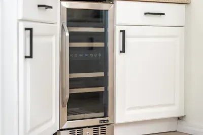 Enjoy your favorite wines and drinks with the built-in wine cooler 🍷✨ A perfect touch for relaxing evenings, family dinners, or unwinding after a fun day exploring the beautiful Florida coast!