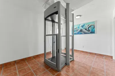 Private elevator access available for added convenience ✨ Perfect for guests who may need easier access between floors while enjoying a comfortable and relaxing Florida getaway!