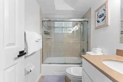 Clean and comfortable bathroom space ✨🛁 Enjoy a bright, refreshing setup with a full tub and shower — perfect for relaxing.