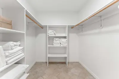 Extra space for longer stays and easy unpacking ✨🧳 Enjoy a spacious walk-in closet with plenty of storage for clothes, beach gear, and vacation essentials — helping you feel right at home during your stay!
