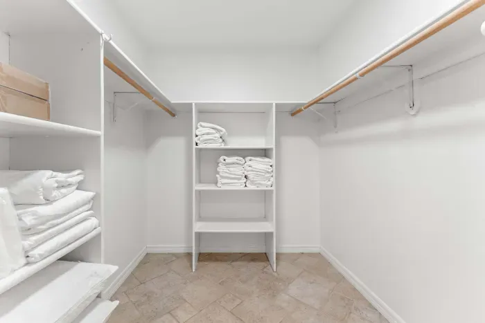 Extra space for longer stays and easy unpacking ✨🧳 Enjoy a spacious walk-in closet with plenty of storage for clothes, beach gear, and vacation essentials — helping you feel right at home during your stay!