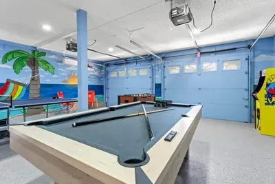 Game room fun for everyone 🎱🎮 Enjoy friendly competition with pool, arcade games, and plenty of space to relax after a day at the beach. The perfect hangout spot for family nights and unforgettable vacation memories!